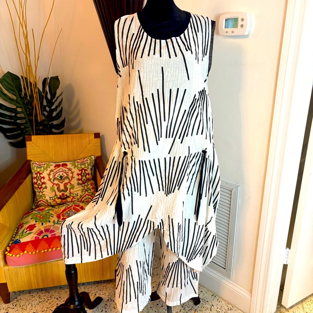 Women’s Black & White Striped Wide-Leg Pantsuit Set
